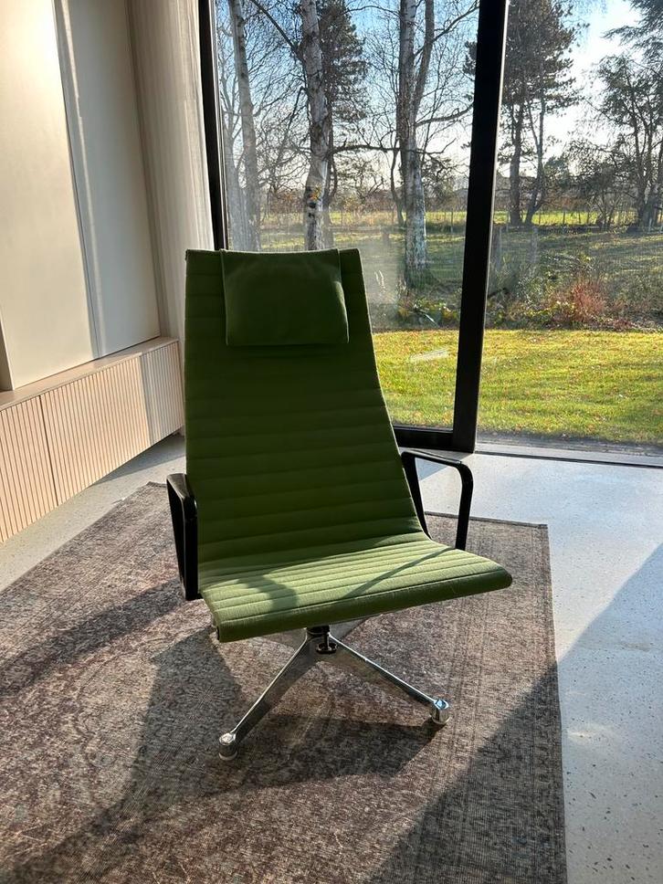 Charles and Ray Eames EA124 | Herman Miller | relax, Antiek en Kunst, Antiek | Meubels | Stoelen en Sofa's, Ophalen
