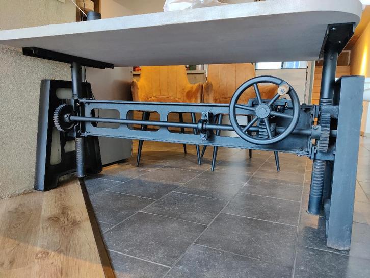 Industriële tafel in hoogte verstelbaar (staal), Huis en Inrichting, Tafels | Eettafels, Zo goed als nieuw, 150 tot 200 cm, 50 tot 100 cm