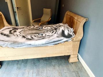 Slaapkamer met twijfelaar bed, 2 kasten en nachttafel beschikbaar voor biedingen