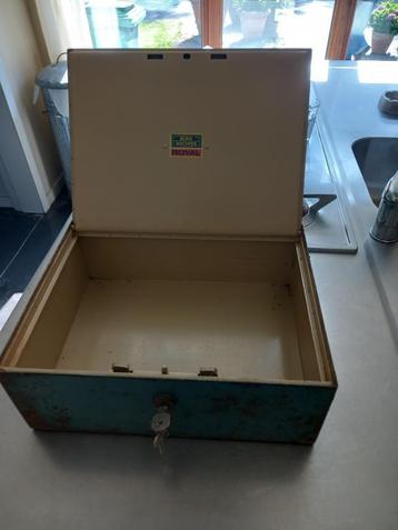 Vintage documentenkoffer beschikbaar voor biedingen