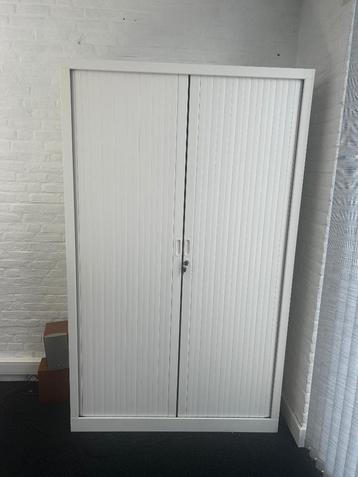 Witte archiefkast met schuifdeuren en sleutel beschikbaar voor biedingen