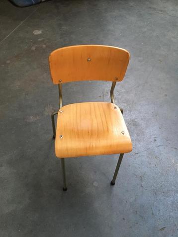Houten kinderstoeltje beschikbaar voor biedingen