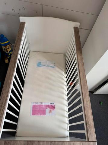 Baby bed , commode en kleding kast te koop  beschikbaar voor biedingen