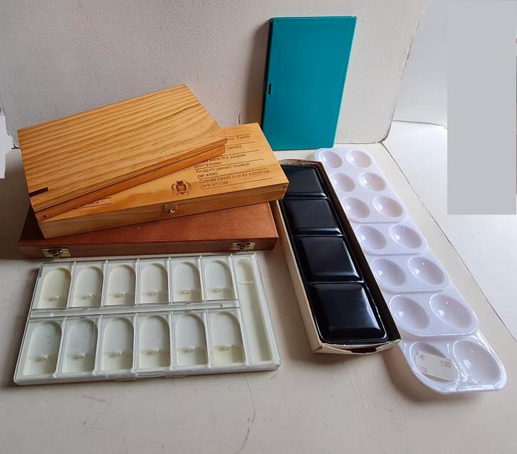 6 aqaureldozen voor napjes etc  ongevuld + mengpotjes, Hobby en Vrije tijd, Schilderen, Zo goed als nieuw, Overige typen, Verzenden