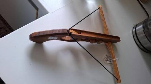 Kruisboog van Hout met kurkdoppen HANDGEMAAKT, Antiek en Kunst, Antiek | Speelgoed, Ophalen of Verzenden