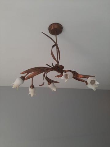 kroonluchter met bloemen beschikbaar voor biedingen