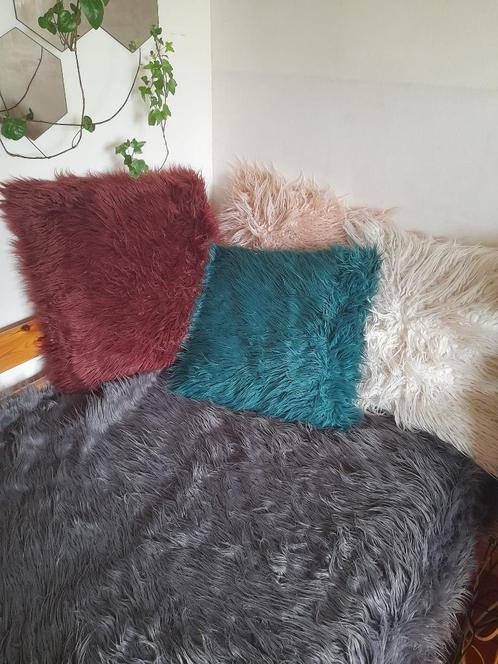 Lot de couvre-lit et d'oreillers en fausse fourrure, Maison & Meubles, Accessoires pour la Maison | Coussins, Autres couleurs
