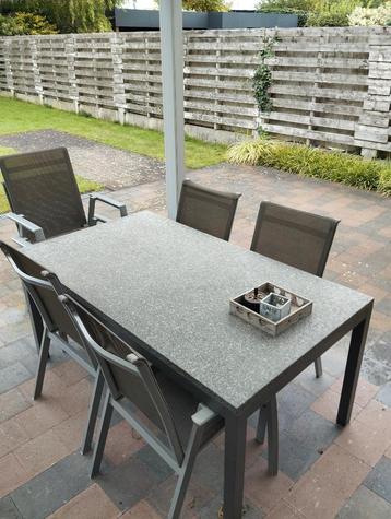 Mooie terrastafel + 6 stoelen. beschikbaar voor biedingen