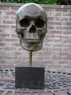 statue d un crâne humain en bronze signé sur marbre ., Antiquités & Art, Bronze, Enlèvement ou Envoi