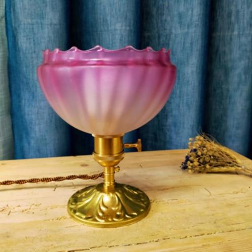 Tafellamp met roze gekartelde kap, Antiek en Kunst, Antiek | Verlichting, Verzenden