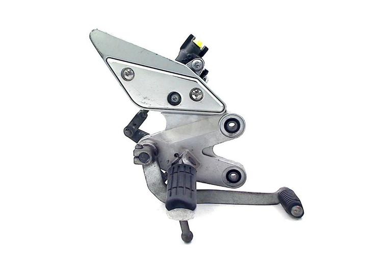 REPOSE PIEDS AVANT DROIT Yamaha FZ 6 2004-2006 (FZ6 FAZER), Motos, Pièces | Yamaha, Utilisé