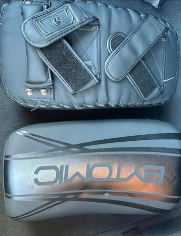 2 bokshandschoenen + kickboxingpads + sporttas beschikbaar voor biedingen