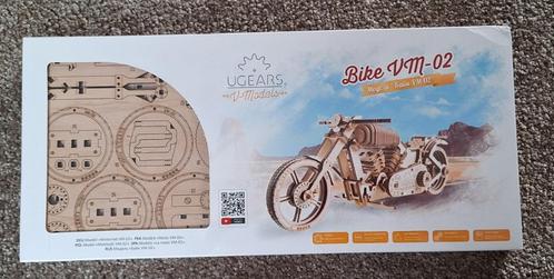 UGears houten modelbouw - rijdende motor VM-02 (nieuwstaat), Hobby en Vrije tijd, Modelbouw | Figuren en Diorama's, Nieuw, Figuur of Figuren