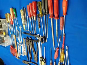 divers gereedschap en perfect geslepen schroevendraaiers  beschikbaar voor biedingen
