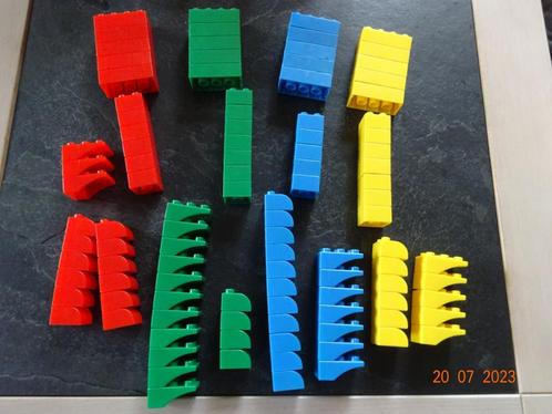 Groot set van plastieke blokken in 4 verschillende kleuren!, Enfants & Bébés, Jouets | Blocs de construction, Enlèvement ou Envoi