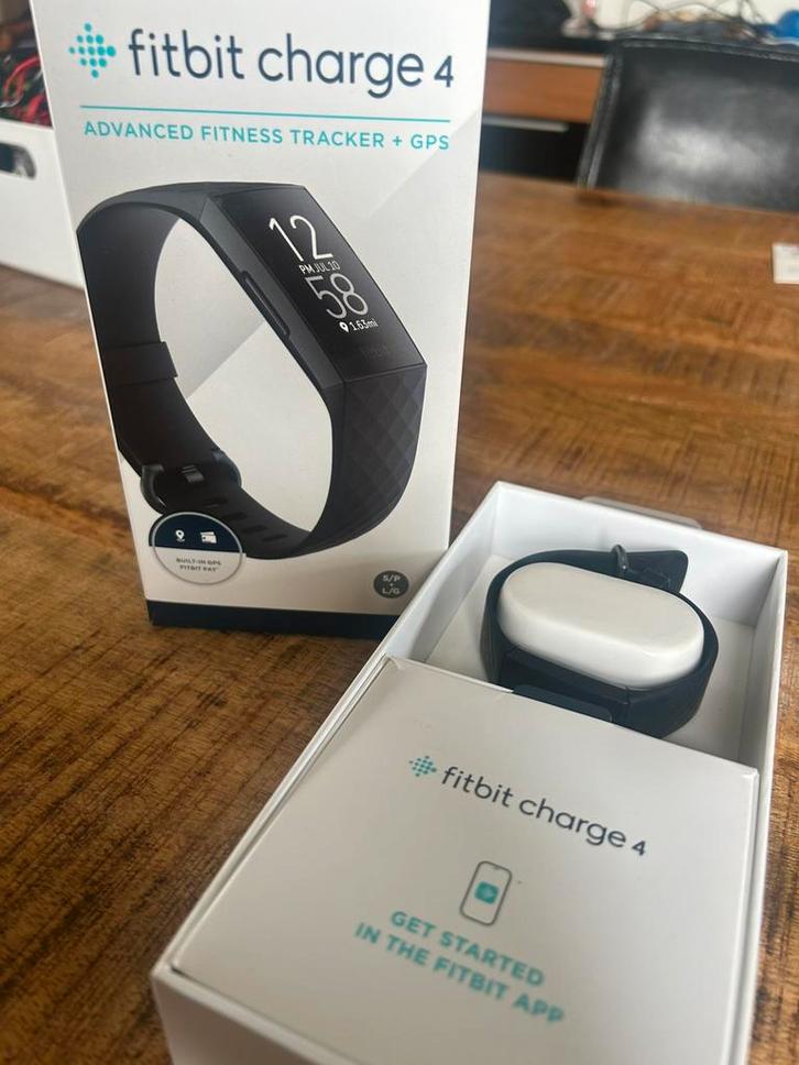 Fitbit Charge 4 fitness tracker + GPS, Handtassen en Accessoires, Activity trackers, Zo goed als nieuw, Zwart, Ophalen of Verzenden
