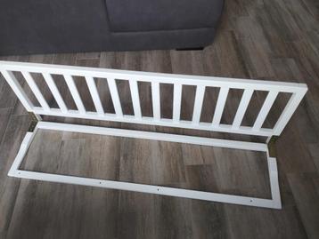 2 witte houten bedhekjes beschikbaar voor biedingen