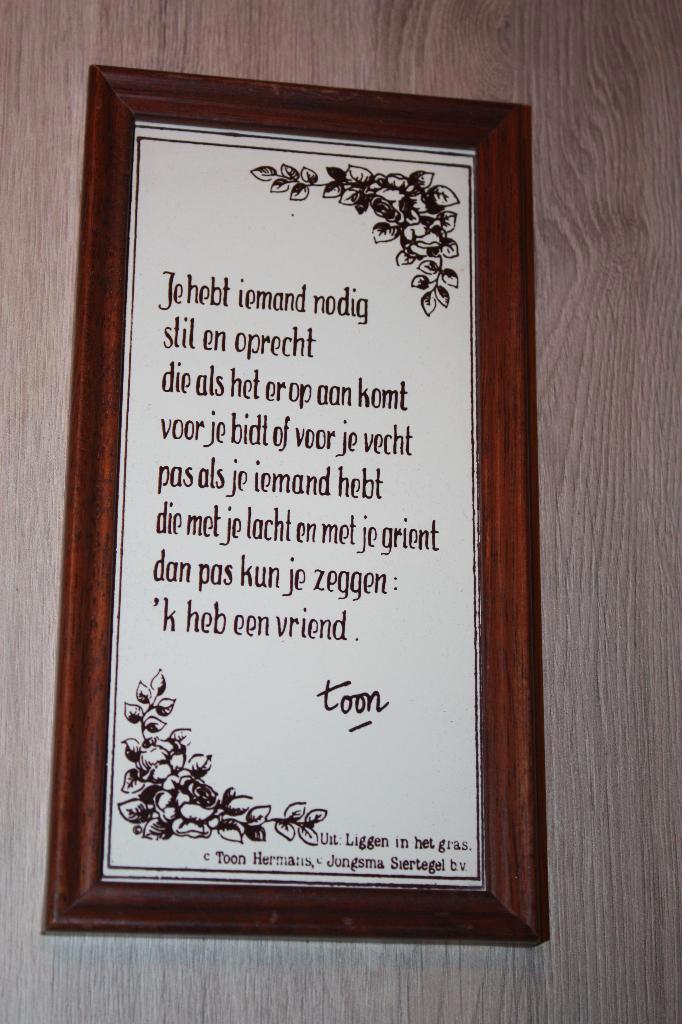 Toon Hermans tegelspreuk , in houten kader. +- 21x11 cm, Collections, Musique, Artistes & Célébrités, Comme neuf, Autres types