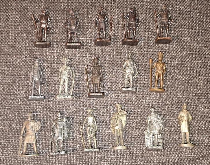 16 vintage zwarte grijze metalen figuurtjes soldaatjes, Verzamelen, Poppetjes en Figuurtjes, Zo goed als nieuw, Ophalen of Verzenden