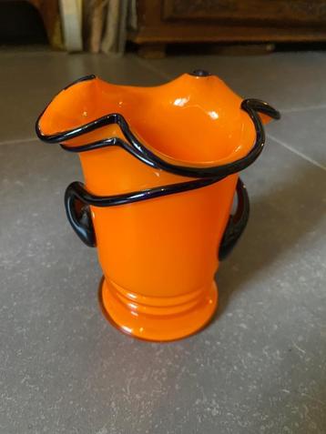 Arte deco vaas Orange en donker blauw jaren 1920 beschikbaar voor biedingen