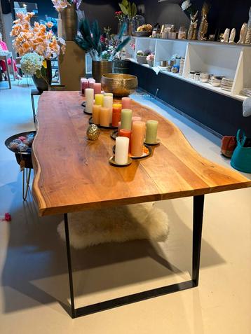 Prachtige houten tafel  beschikbaar voor biedingen