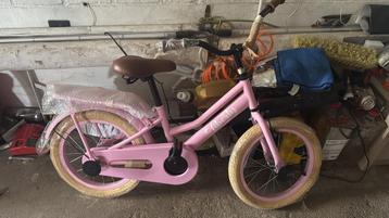 Nieuwe kinderfietsje met een extra stuur en zijwieltjes beschikbaar voor biedingen