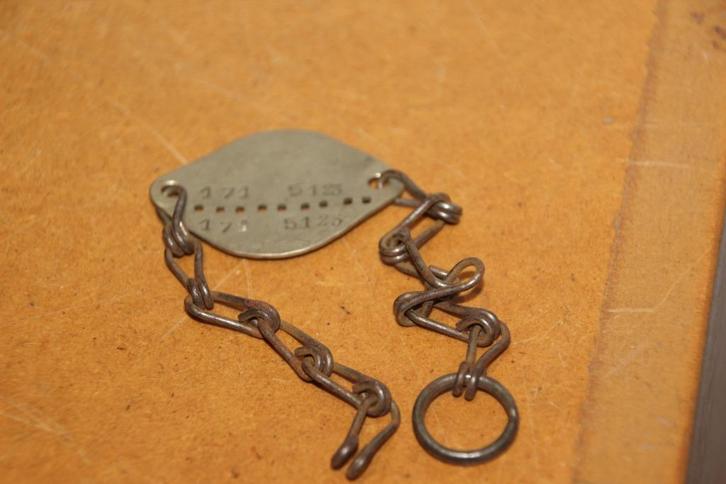 ABBL WW2 „2e Regt LegerArtillerie” stamnummer, Verzamelen, Militaria | Tweede Wereldoorlog, Landmacht, Embleem of Badge, Verzenden
