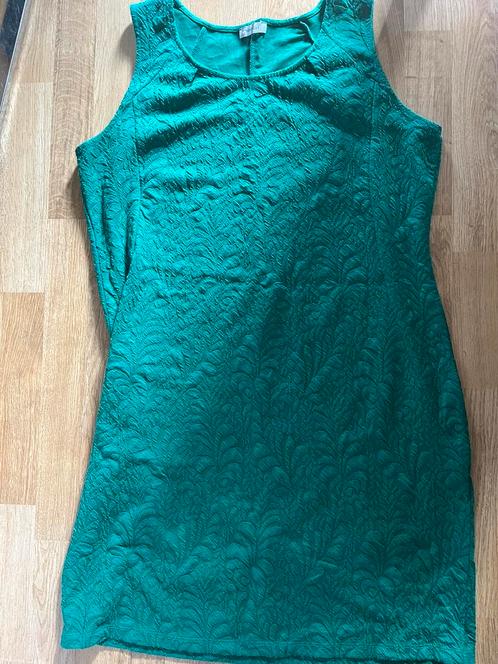 Smaragdgroene jurk met reliëfpatroon - maat L, Kleding | Dames, Jurken, Zo goed als nieuw, Maat 42/44 (L), Groen, Verzenden