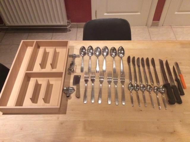 Te koop houten bestekbak + bestek, Huis en Inrichting, Keuken | Bestek, Zo goed als nieuw, Bestekset, Inox of Chroom, Vaatwasserbestendig