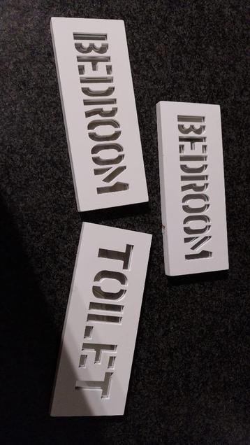 Deurbordjes beschikbaar voor biedingen