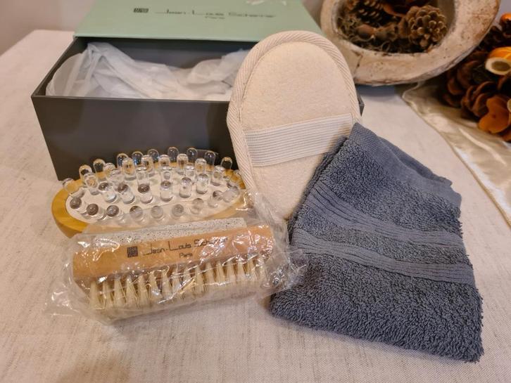 Verzorgingsset Jean-Louis Scherrer, Handtassen en Accessoires, Uiterlijk | Lichaamsverzorging, Nieuw, Bad & Douche, Ophalen of Verzenden