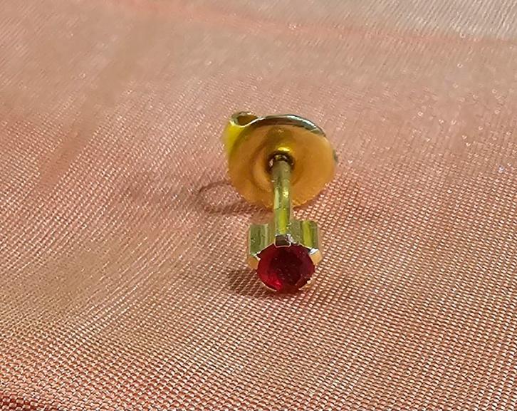 18K GOUD + ROBIJNRODE OORBEL, Handtassen en Accessoires, Oorbellen, Nieuw, Knopjes of Stekers, Goud, Goud, Met edelsteen, Ophalen of Verzenden