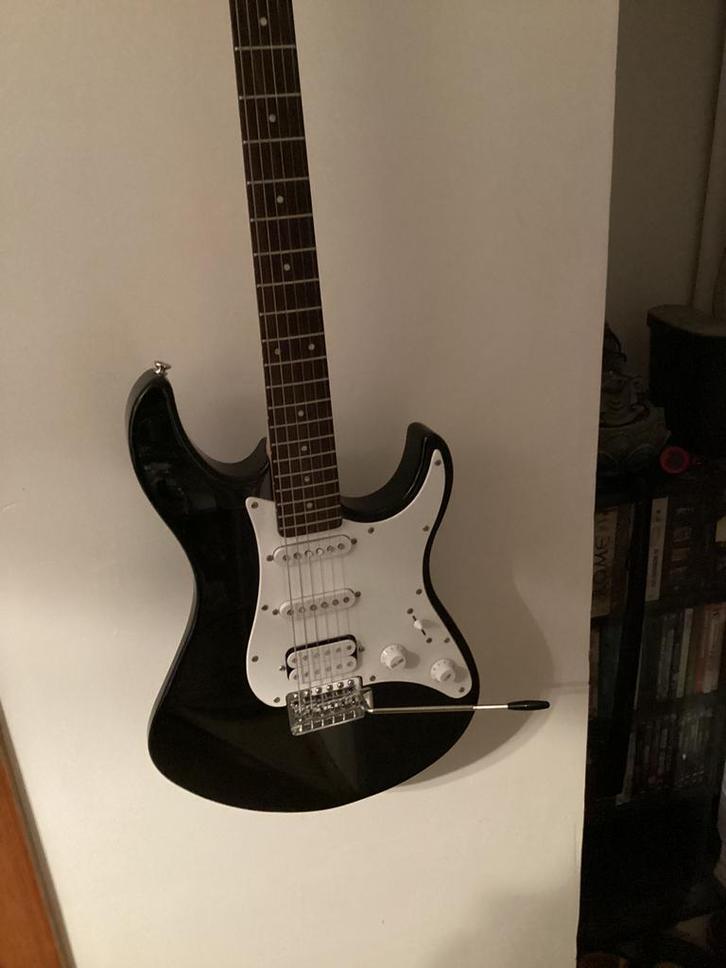 Yamaha EG 012 ongeschonden, Muziek en Instrumenten, Snaarinstrumenten | Gitaren | Elektrisch, Zo goed als nieuw, Solid body, Ophalen of Verzenden