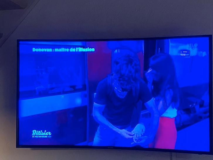 Smart TV 48" Samsung curved 4K UHD avec 2 taches sur écran, TV, Hi-fi & Vidéo, Télévisions, Utilisé, LED, 100 cm ou plus, 4k (UHD)