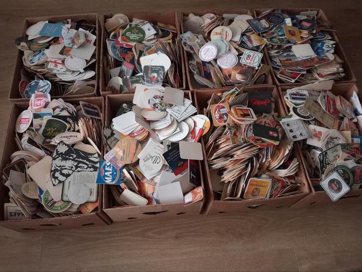 8 boîtes à bananes remplies de billets de bière, Divers, Lots de brocante, Utilisé, Enlèvement ou Envoi