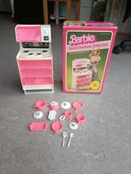 Vintage Barbie kookvuur,keukenkast,eetkamer en wc 1982, Ophalen of Verzenden, Zo goed als nieuw