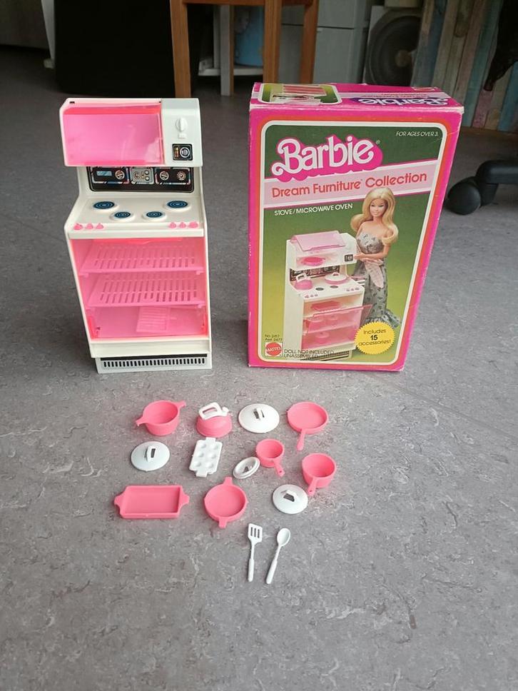 Vintage Barbie kookvuur,keukenkast,eetkamer en wc 1982, Verzamelen, Poppenhuizen en Toebehoren, Zo goed als nieuw, Ophalen of Verzenden