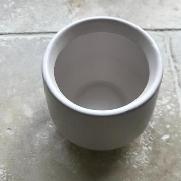 Kleine cachepot beschikbaar voor biedingen