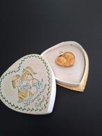Vergulde hanger met het doosje „Les Amoureux de Peynet”, Ophalen of Verzenden, Zo goed als nieuw, Goud, Goud