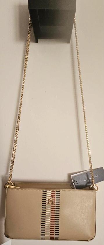Splinternieuwe crossbody Tommy Hilfiger met rits beschikbaar voor biedingen