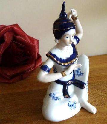 Thai Siamese Temple Dancer. Handbeschilderd porselein H 20cm beschikbaar voor biedingen