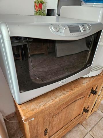 Whirlpool combi micro golfoven beschikbaar voor biedingen