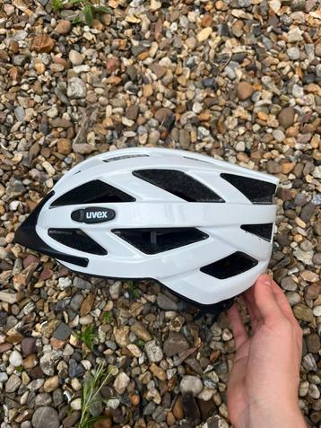 UVEX fietshelm zeer goede staat 52-57 cm beschikbaar voor biedingen