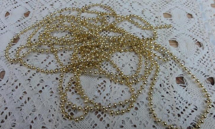 3,5 mtr kerstslinger zeer kleine goudkleurige bolletjes, 3mm, Diversen, Kerst, Zo goed als nieuw, Ophalen of Verzenden