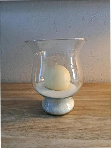 Vase en verre avec sable et bougie