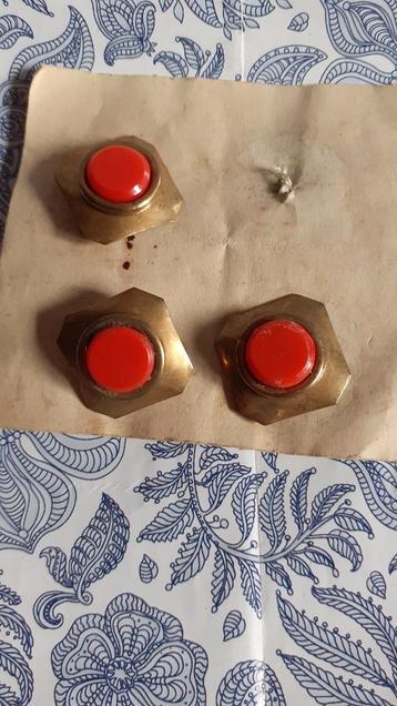 3 boutons vintage carré metal cuivre cebtre corail 