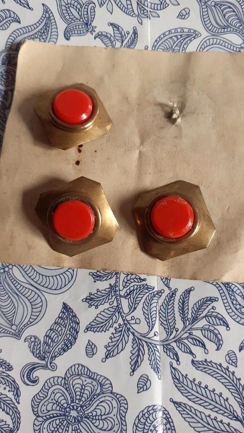 3 boutons vintage carré metal cuivre cebtre corail, Hobby en Vrije tijd, Naaien en Fournituren, Zo goed als nieuw, Knoop of Knopen