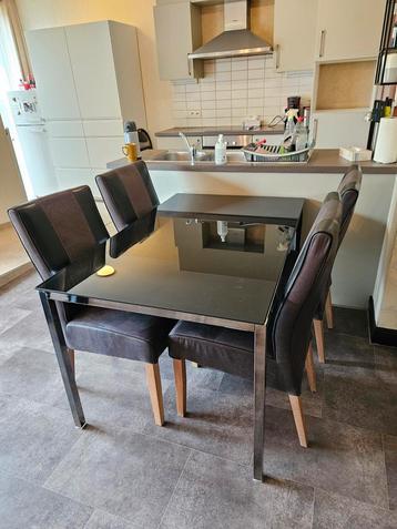 Tafel met 4 stoeien beschikbaar voor biedingen