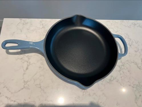 Nieuwe Le Creuset Skillet 26 cm Chambray Bleu, Huis en Inrichting, Keuken | Potten en Pannen, Nieuw, Koekenpan of Braadpan, Gietijzer
