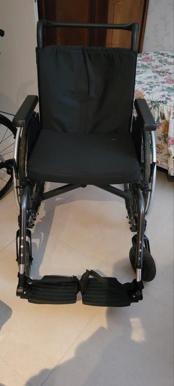 Fauteuil roulant pliable avec repose-pieds amovibles